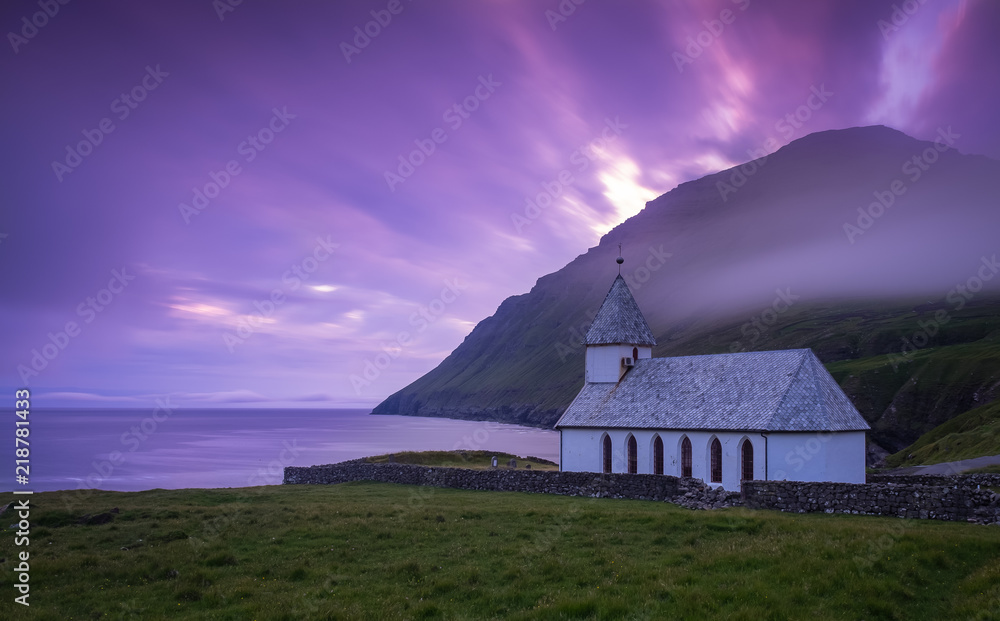 La chiesa di Viðareiði, isole Faroe, al tramonto