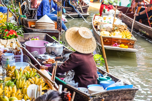 Food and drink sell at Damnoen Saduak floating market in Ratchaburi near Bangkok © themorningglory