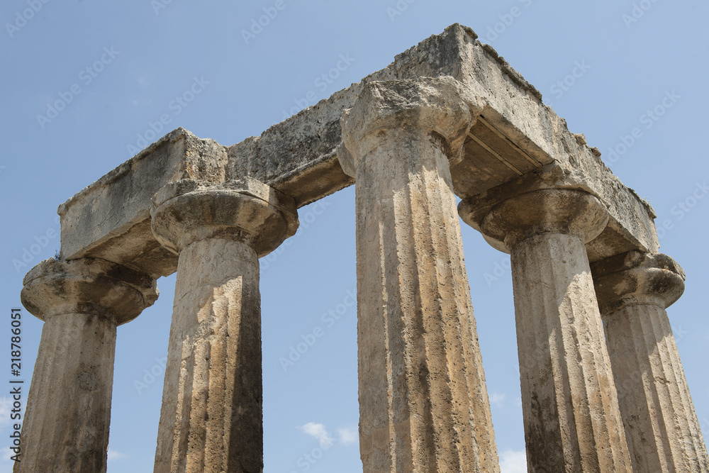 Säulen  des Apollo-Tempels im antiken Korinth, Griechenland