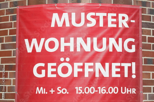 Rotes Schild  Musterwohnung geöffnet