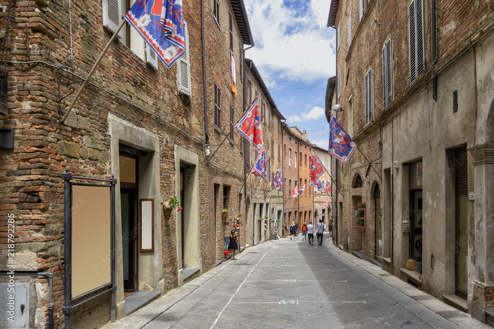 Obraz premium Vortag der Infiorata in Città della Pieve, an dem die Künstler bereits die Umrisse der Blumenkunstwerke auf das Pflaster der Via Pietro Vannucci gemalt haben.