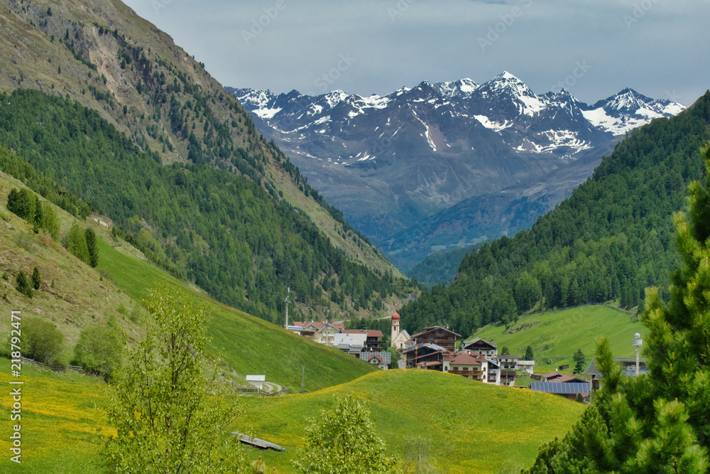Tyrol austriacki, dolina górska w Alpach, widok ze szlaku górskiego na alpejską dolinę