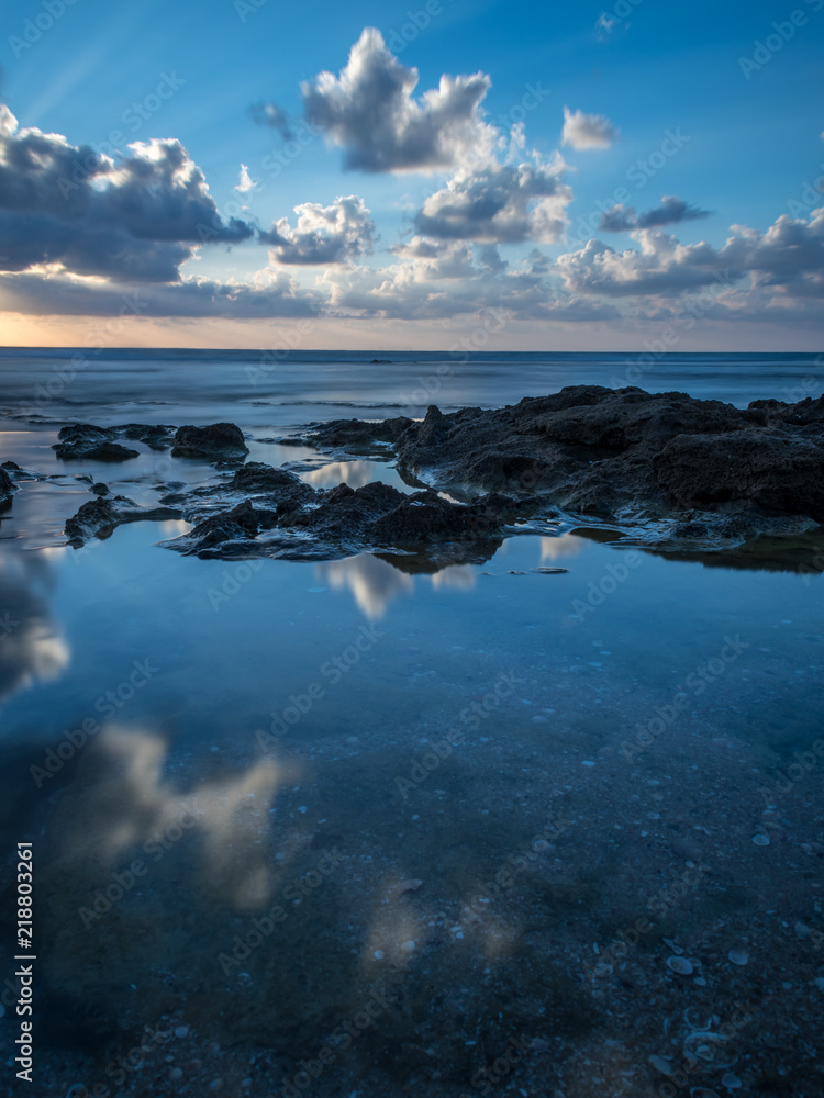 Obraz premium Long exposure sunset on Palmahim rocky Beach- Israel