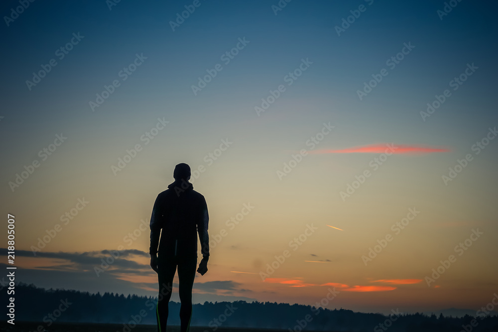 Fototapeta premium In den Sonnenuntergang gelaufen