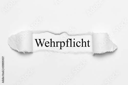 Wehrpficht auf weißen gerissenen Papier