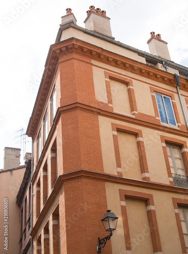 Frankreich - Toulouse - Urbanes Wohnhaus mit Ziegelfassade und Laterne photo