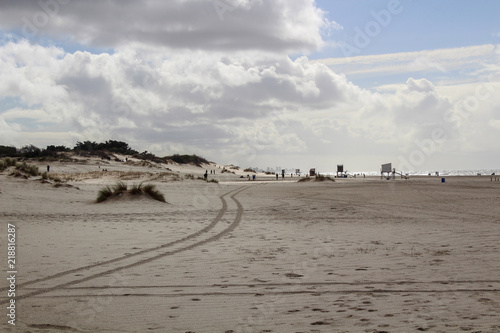 Playa en día de invierno, reflejo en la playa