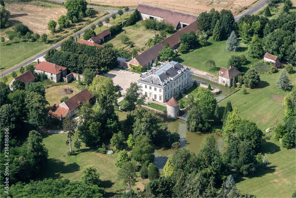 vue aérienne du chateau de Réveillon dans la Arne en France