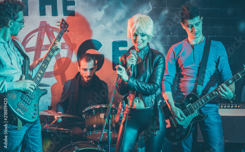 Tapety artystyczne Sängerin und Rockband bei Gig auf der Bühne