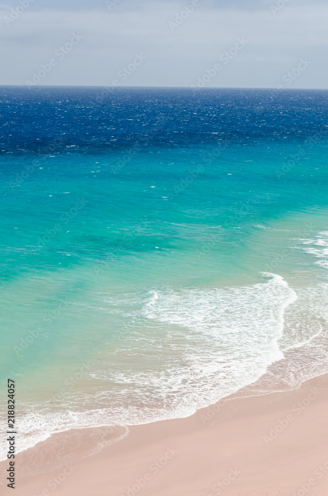 Obraz premium ocean landscape. blue and deep blue water of ocean and beach with surf wave