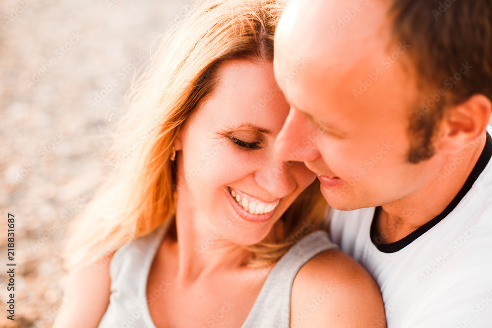 Fototapeta premium Romantic couple on the beach.