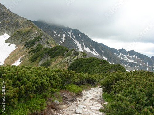 Tatry, szlak Doliny Pięciu Stawów Polskich nad Morskie Oko przez Świstówkę, czerwiec photo