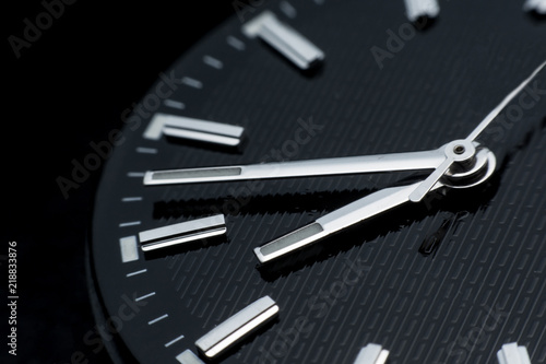 фотографія Close up clockwise on black clock face background