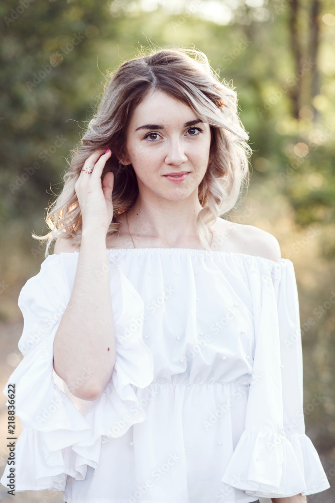 Naklejka premium Beautiful Young Woman Outdoors. Enjoy Nature Beauty Girl Outdoor a Freedom nature concept