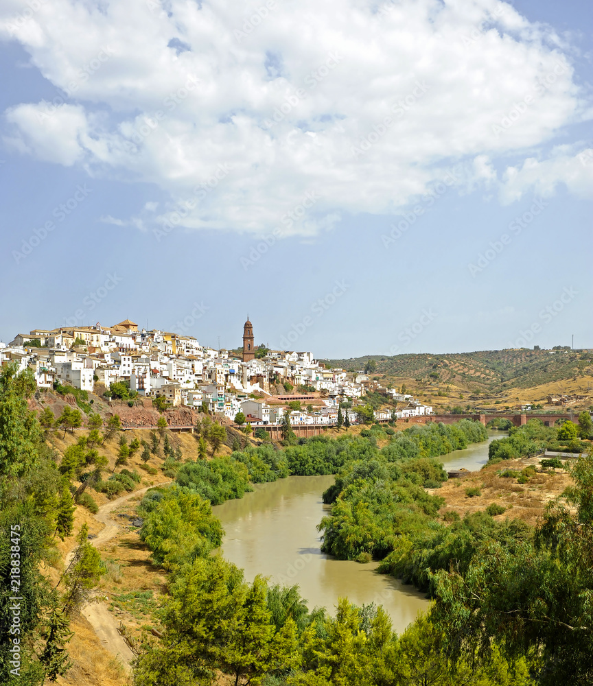 Vista panorámica de Montoro con el río Guadalquivir, provincia de Córdoba, Andalucía, España