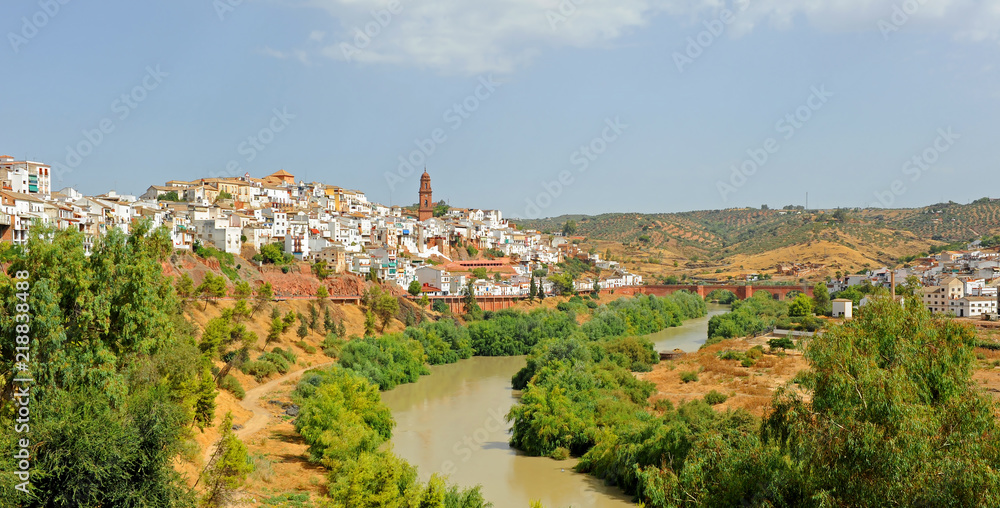 El río Guadalquivir a su paso por Montoro, pueblos de la provincia de Córdoba, Andalucía, España