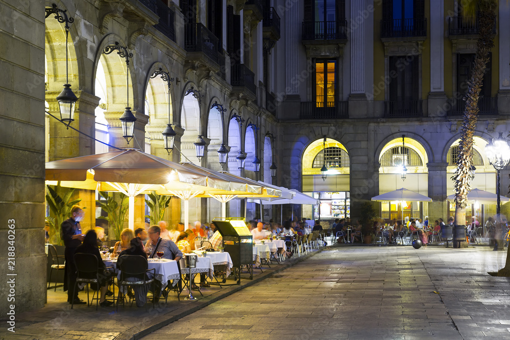 Fotografie Illuminated Placa Reial in Barcelona