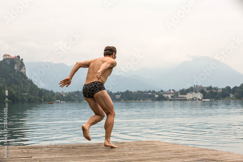 Kopfsprung in den See bei Bled