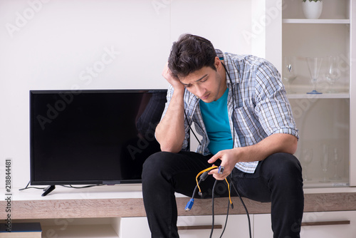 Canvastavla Man trying to fix broken tv