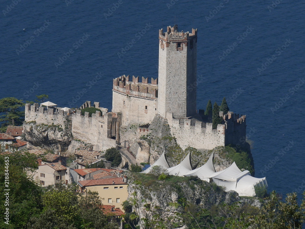 Malcesine - panorama del Castello Scaligero dalla Funivia per Monte Baldo Malcesine - panorama del Castello Scaligero dalla Funivia per Monte Baldo