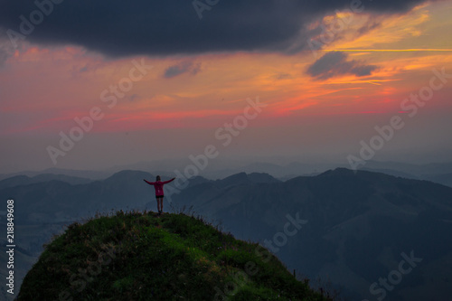 Sonnenuntergang in den Schweizer Bergen photo