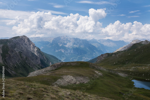 Photo de paysage panoraminque de haute montagne et de chemins de randonnée dans les alpes