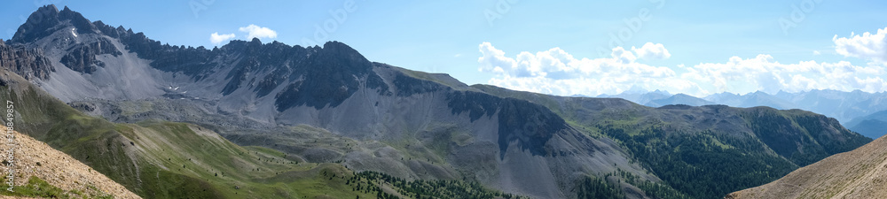 Naklejka premium Photo de paysage panoraminque de haute montagne et de chemins de randonnée dans les alpes