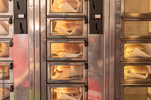 Wallpaper Mural Hamburger und Cheeseburger aus dem Automat Torontodigital.ca