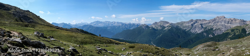 Photo de paysage panoraminque de haute montagne et de chemins de randonn  e dans les alpes