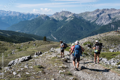 Photo de paysage panoraminque de haute montagne et de chemins de randonnée dans les alpes