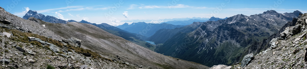 Photo de paysage panoraminque de haute montagne et de chemins de randonnée dans les alpes