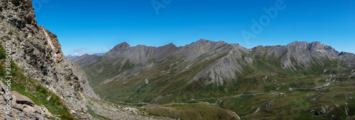 Fototapeta Naklejka Na Ścianę i Meble -  Photo de paysage panoraminque de haute montagne et de chemins de randonnée dans les alpes