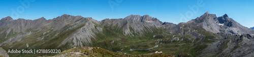 Photo de paysage panoraminque de haute montagne et de chemins de randonnée dans les alpes