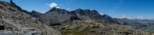 Photo de paysage panoraminque de haute montagne et de chemins de randonn  e dans les alpes