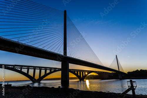 Fototapeta Naklejka Na Ścianę i Meble -  Coucher de soleil sur l'ancien et le nouveau pont de l'Iroise