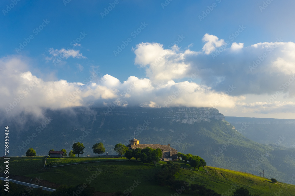 Fototapeta premium Sanktuarium San Miguel de Aralar między górami a chmurami, Navarra