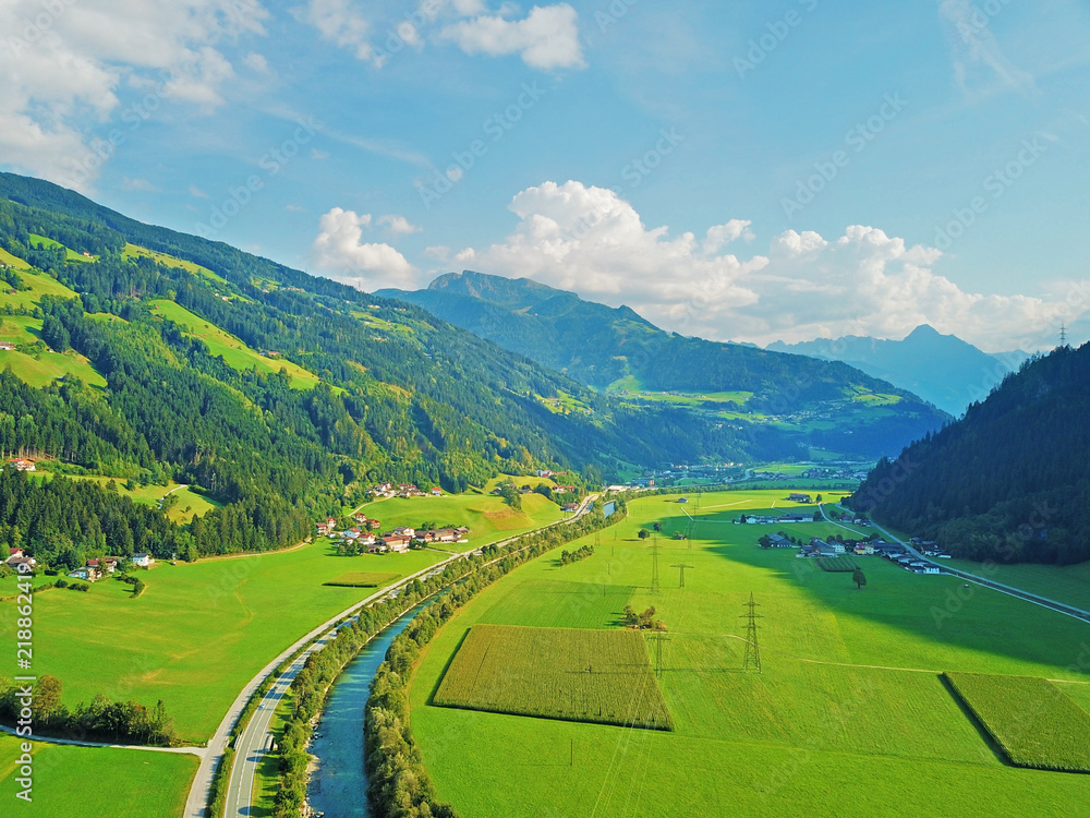Talblick in das Zillertal, in der Mitte des Tales über Fluss Ziller und Schnellstraße, Urlaub im grünen Dorf Tirol, Österreich