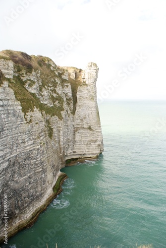 Les falaises de Etretat photo