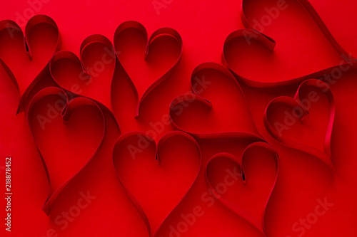 愛情のイメージ 赤い背景とリボンとハート