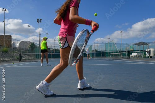 Obraz na płótnie Girl playing tennis on a court w salonie