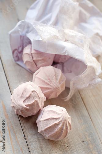 Фотография Tasty pink zephyr on a wooden table