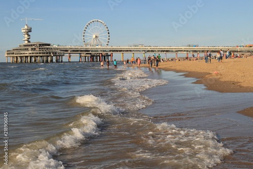 Sommertag am Strand von Scheveningen; Strandspaziergang am Pier