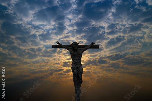 Billede på lærred Silhouette of Jesus Christ crucifix cross on heaven