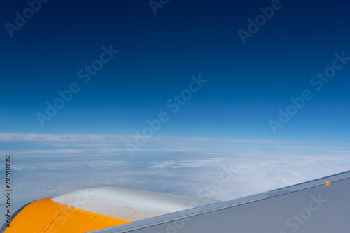 Passagier Flugzeuge begegnen sich im Flug über Wolkendecke vor blauem Himmel