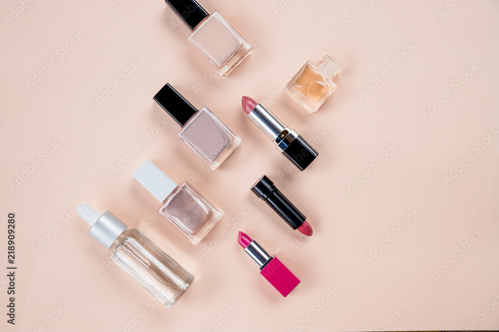 Obraz premium cosmetics top view on beige table. Workplace, cosmetics, lipstick, nail Polish,make up pettern.Set of decorative cosmetics on pastel background.Top view. Copy space.cosmetics, accessories, makeup
