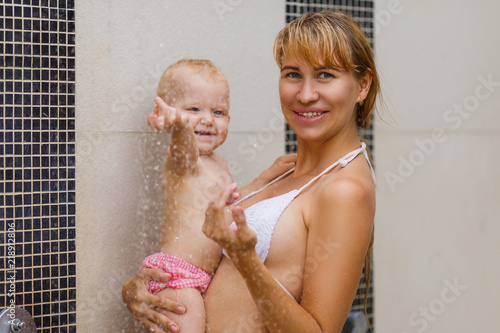 Загрузите стоковую фотографию "Mom with a daughter in the shower in a ...