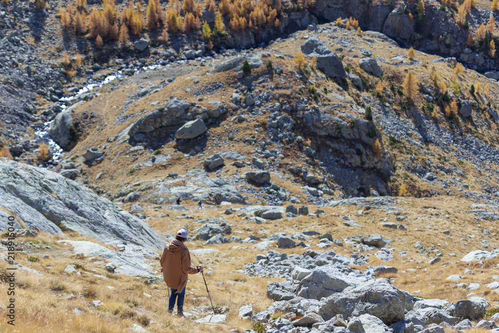 Une randonneuse dans le Mercantour en automne