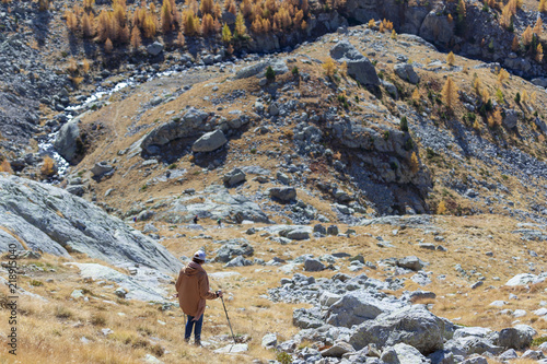 Obraz na płótnie Une randonneuse dans le Mercantour en automne w salonie