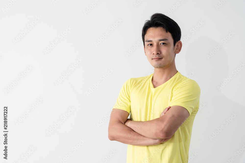 エクササイズ、フィットネス、腕組みをする男 エクササイズ、フィットネス、腕組みをする男