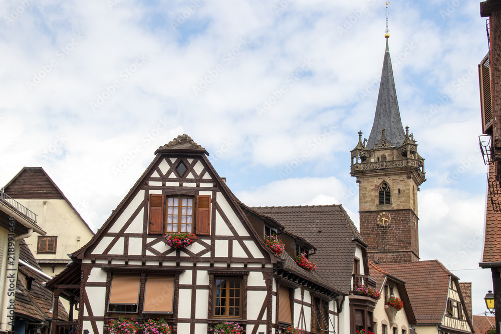 Obernai. Maisons typiques à colombages et beffroi. Alsace, Bas Rhin. Grand Est